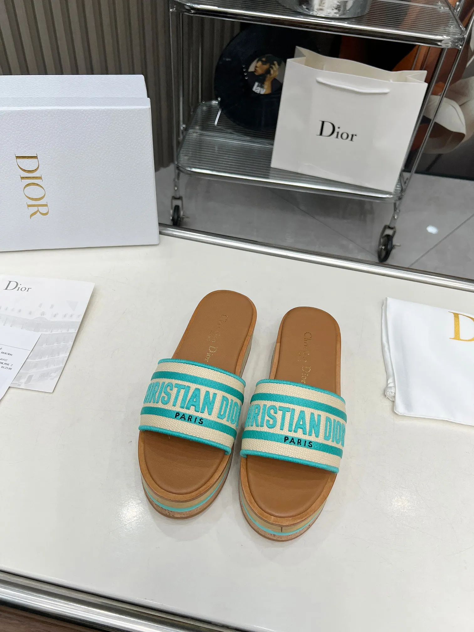 👟👟Ex-factory price 420👟👟 Dior's new spring and summer IVIETA DWAY jelly-colored flat-soled one-slip women's shoes with CD letter logo three-dimensional embroidery thick-soled round-toe open-toe slippers. The original version is developed to be the top version on the market. It feels soft and delicate on the feet and is extremely comfortable. Material: Upper imported raffia electric embroidery high-temperature water-soluble cotton technical fabric + water-dyed cowhide foot pad lining + original consistent combination outsole Outsole: original outsole Size: 35-42 (40.41.42 custom-made, non-refundable and non-exchangeable)